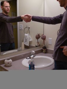 Kézfogás a fürdőszobában